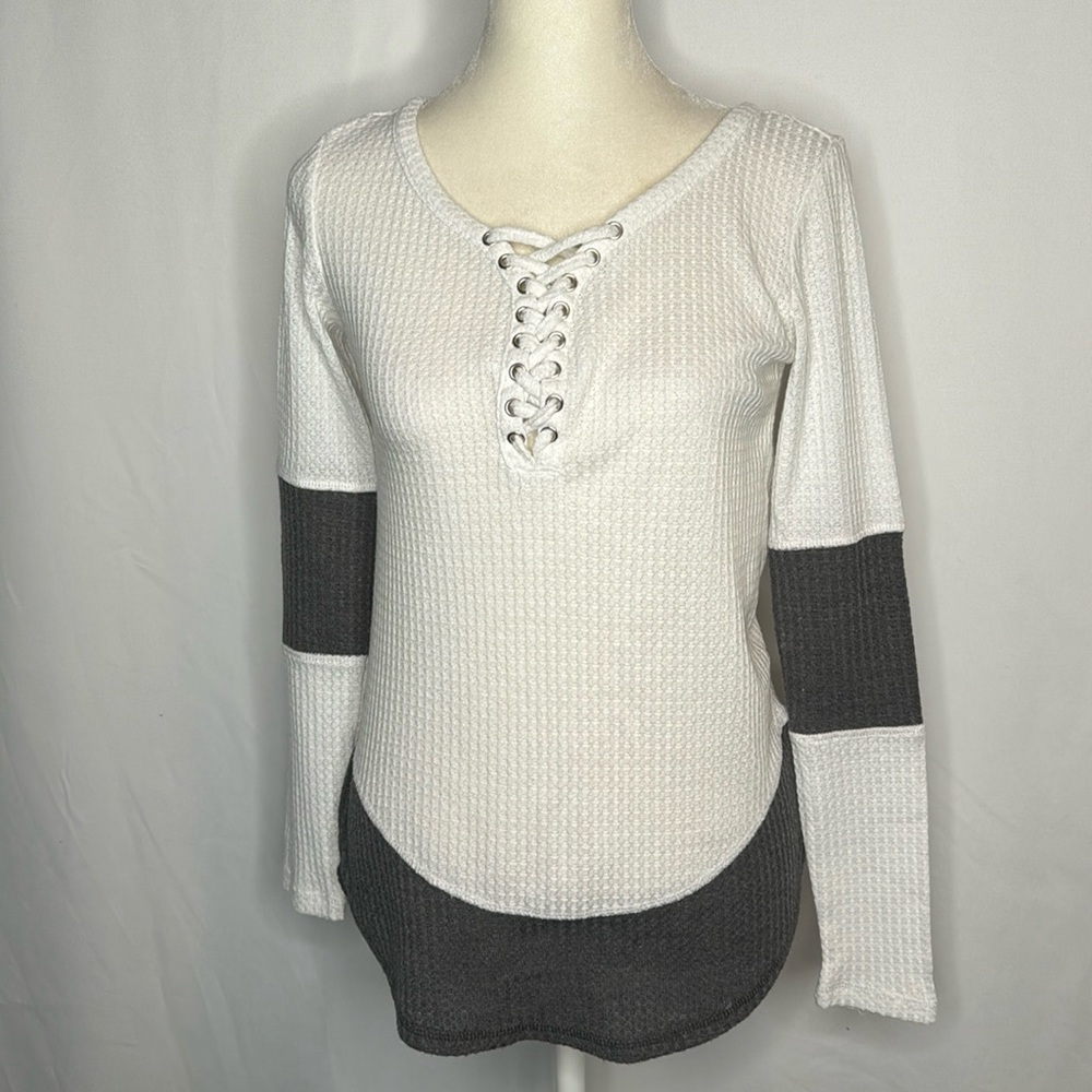 ❤️3/$30 Maurices White and Gray Top